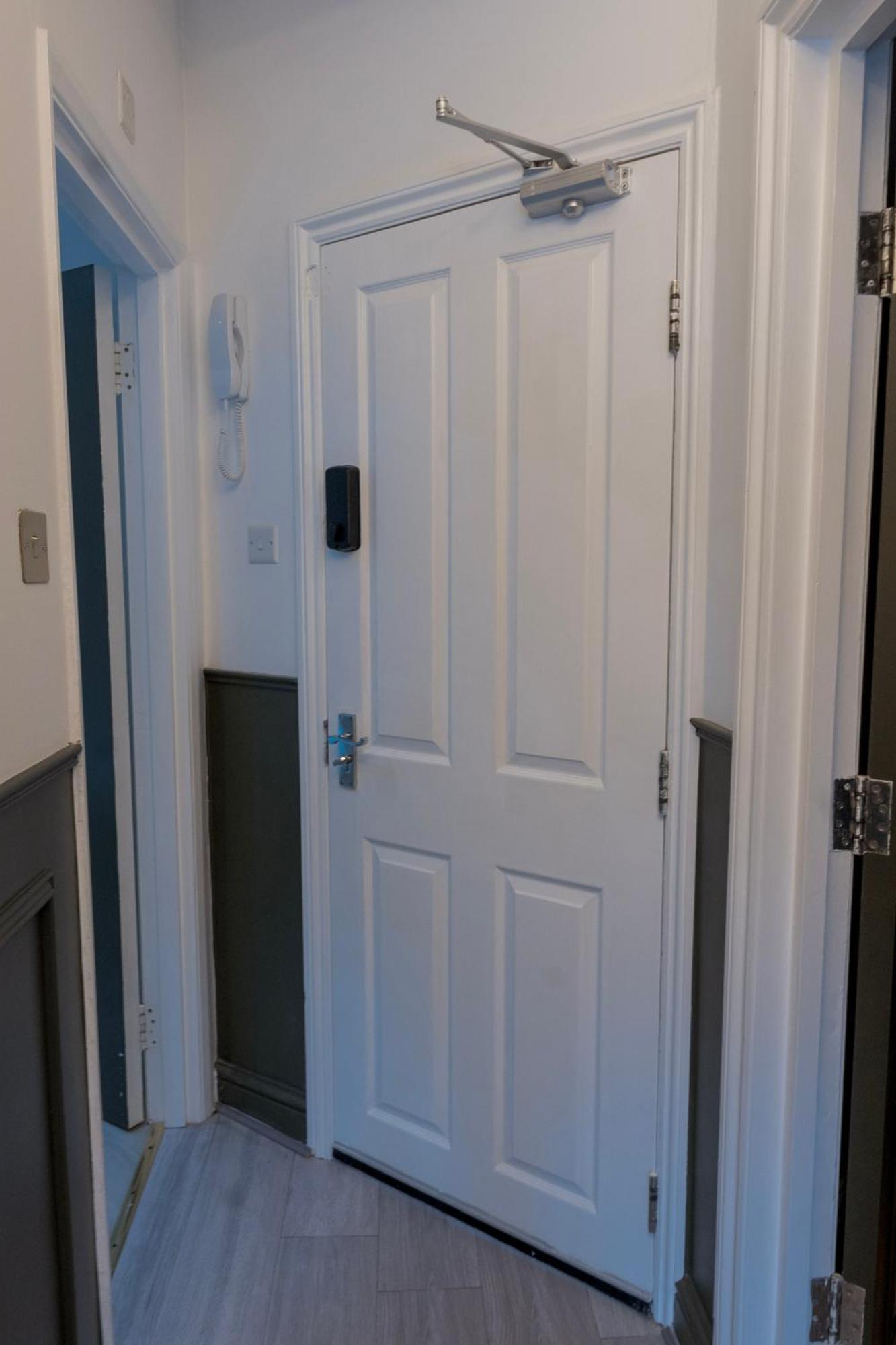 5c- Stylish Urban Retreat - Spacious 2 Bed Flat Apartament *