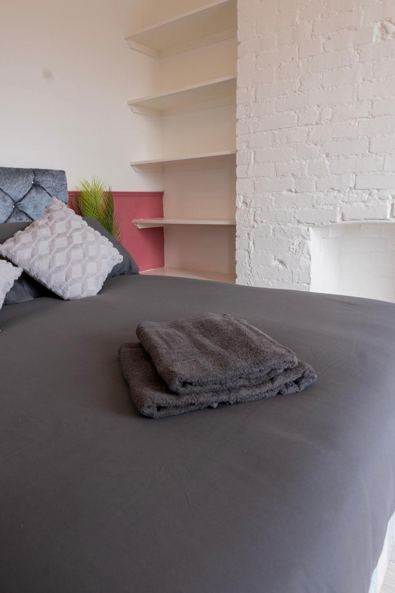 5c- Stylish Urban Retreat - Spacious 2 Bed Flat