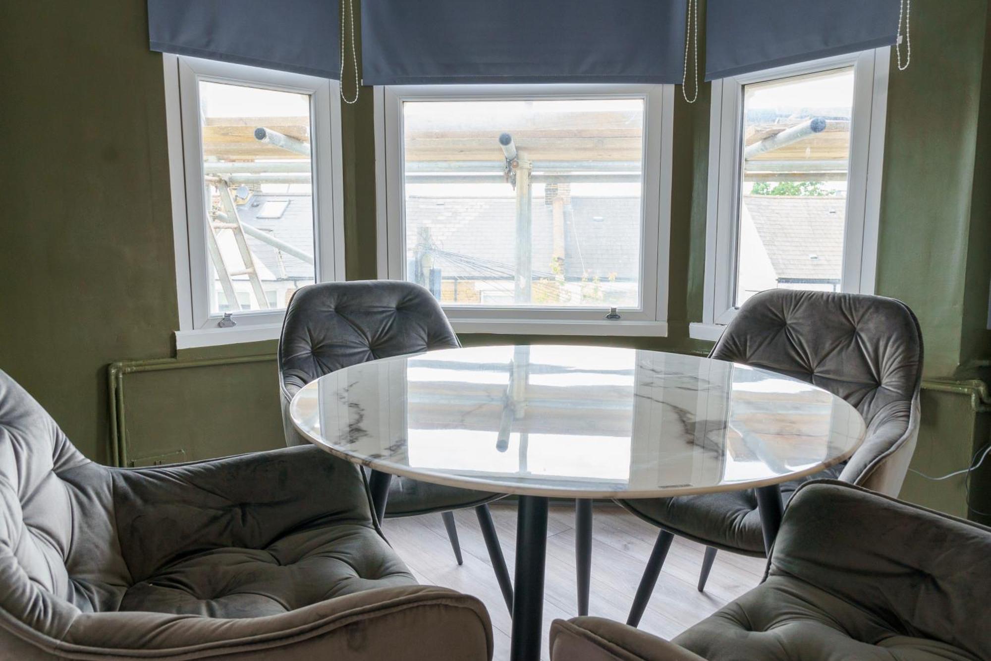 5c- Stylish Urban Retreat - Spacious 2 Bed Flat London