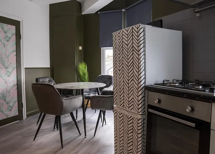 5C- Stylish Urban Retreat - Spacious 2 Bed Flat