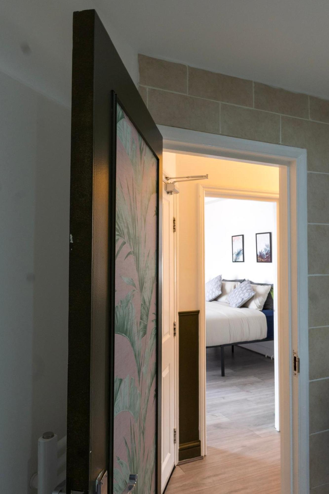5c- Stylish Urban Retreat - Spacious 2 Bed Flat *