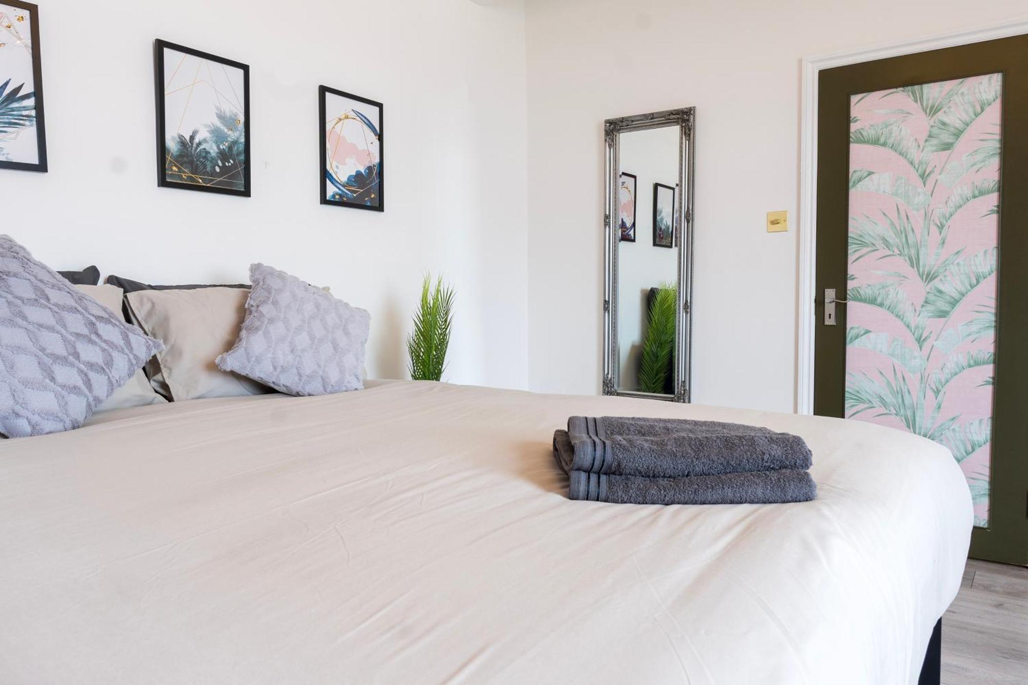5c- Stylish Urban Retreat - Spacious 2 Bed Flat