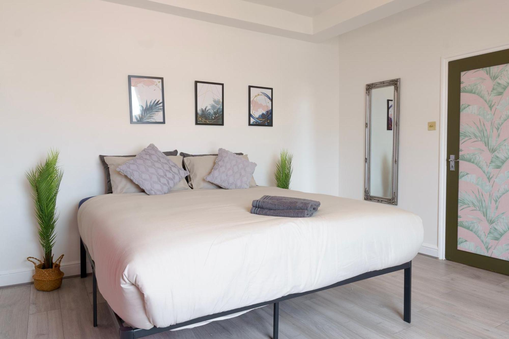 5c- Stylish Urban Retreat - Spacious 2 Bed Flat