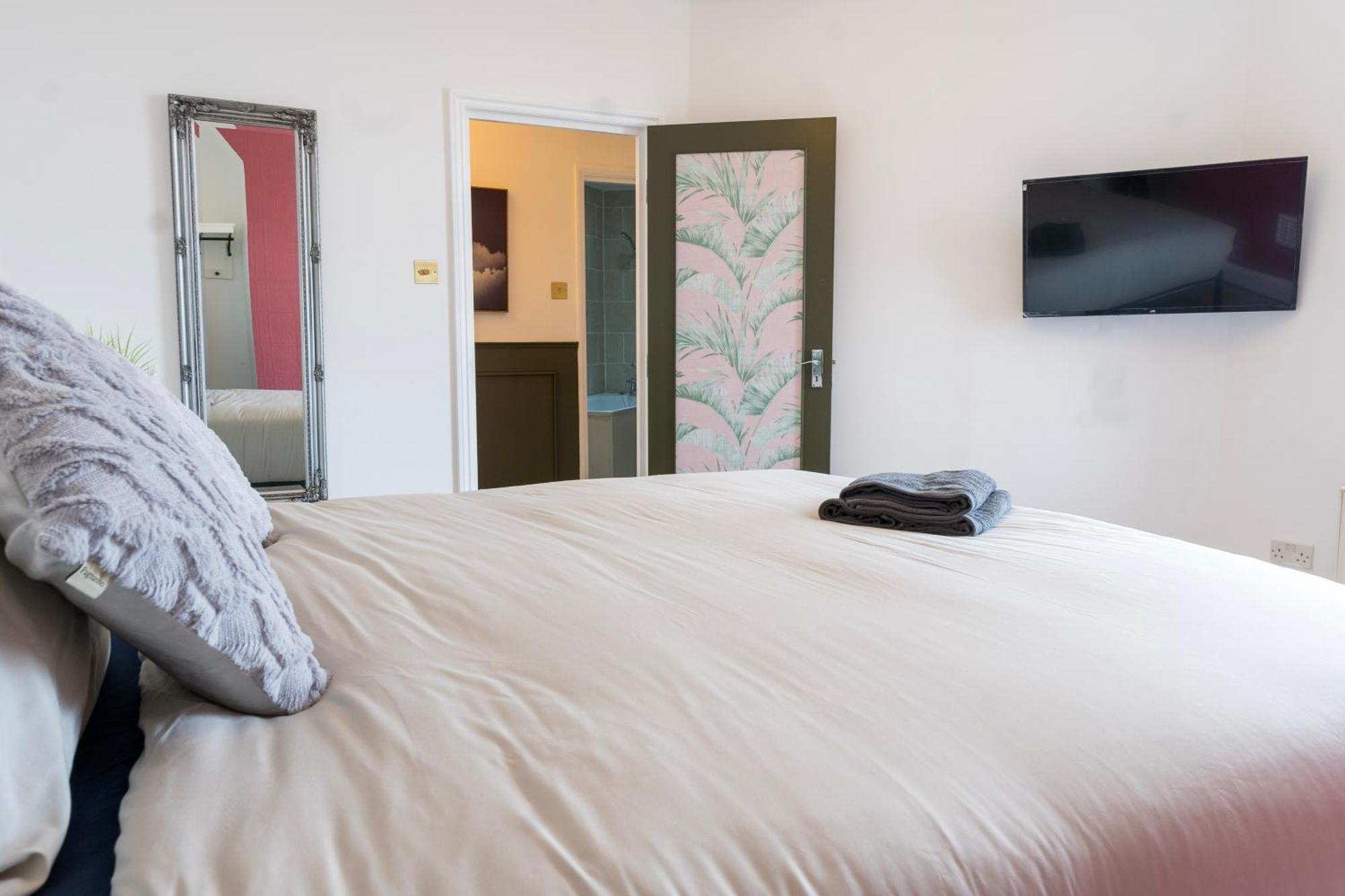 5c- Stylish Urban Retreat - Spacious 2 Bed Flat *