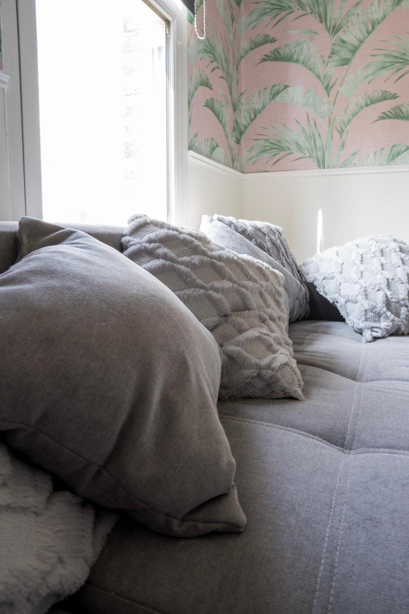 5c- Stylish Urban Retreat - Spacious 2 Bed Flat