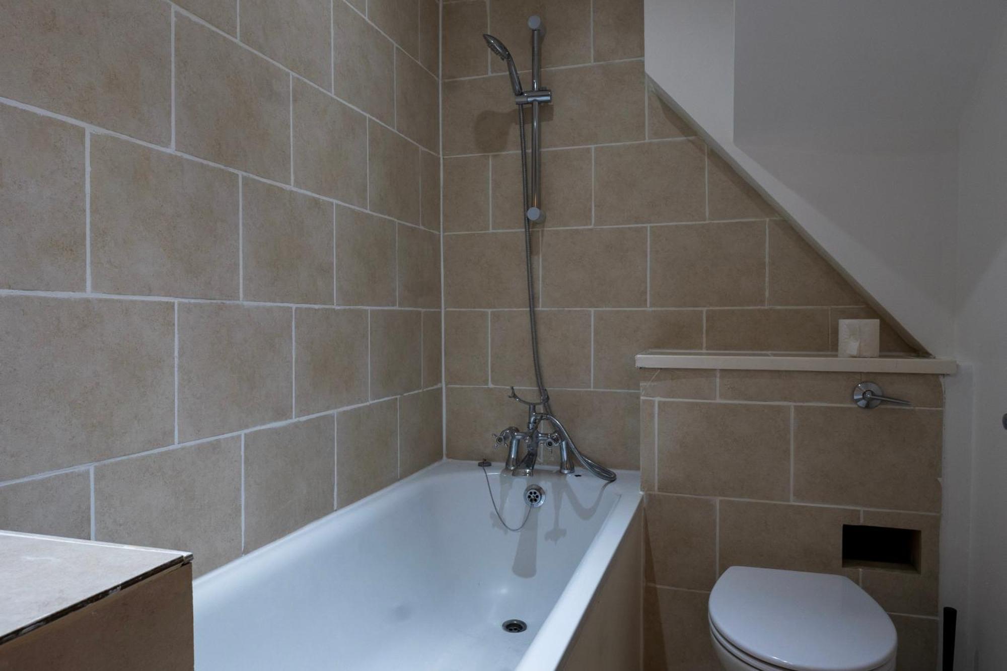 Appartamento 5c- Stylish Urban Retreat - Spacious 2 Bed Flat