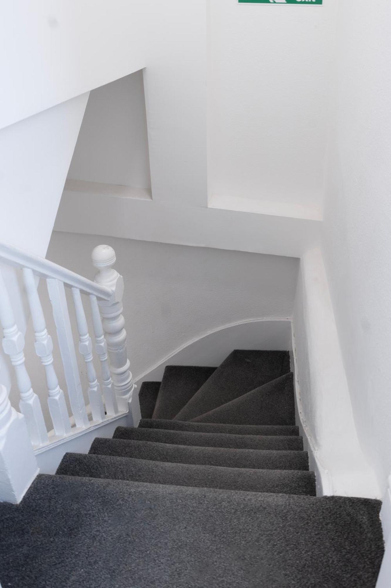 5c- Stylish Urban Retreat - Spacious 2 Bed Flat Londra